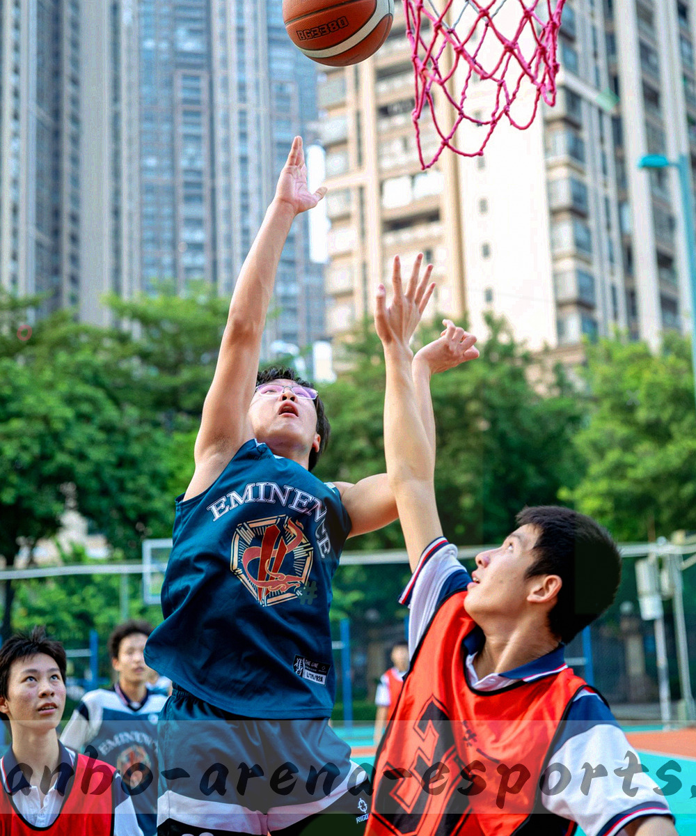 暗色电竞选手剪影站在数据仪表盘前，霓虹青与品红线条勾勒出版本时间轴